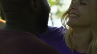 Evet ben üzgün Afrikalı-Amerikalı adam sarılma kız Genç kadın yandan yazılı ifade