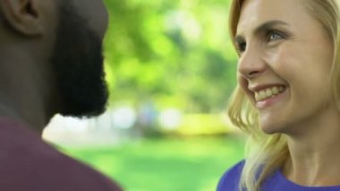 Afro-Amerikan erkek arkadaşıyla sarılma ve onun parfüm koklama gülümseyen kadın