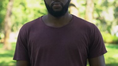 Afro-Amerikan insanın elinde şablonundaki yazılan ırkçılık sözcükler durdurmak kavramı