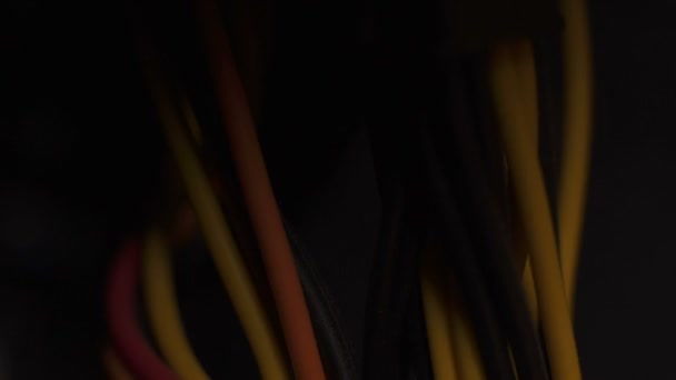 隔离的多色电缆连接服务器的详细信息 — 图库视频影像