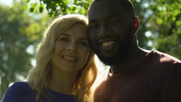 Homem Afro Americano Mulher Caucasiana Sorrindo Mostrando Gesto Polegar Para — Vídeo de Stock