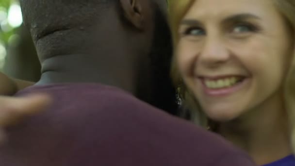 Mujer Rubia Caucásica Felizmente Sonriendo Abrazando Novio Afroamericano — Vídeos de Stock