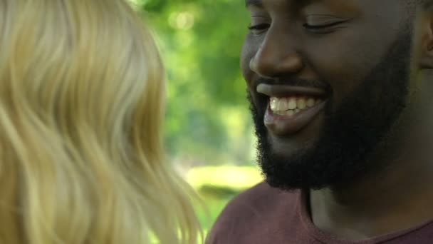 Feliz Hombre Afroamericano Abrazando Bonita Novia Rubia Cerca — Vídeo de stock