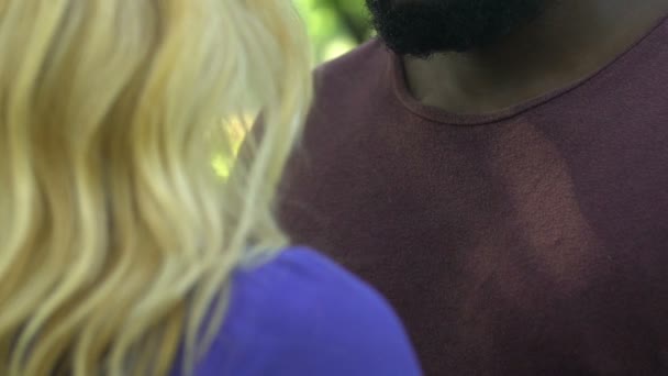 Junger Afroamerikanischer Mann Umarmt Kaukasische Frau Sie Unterstützen Nahaufnahme — Stockvideo