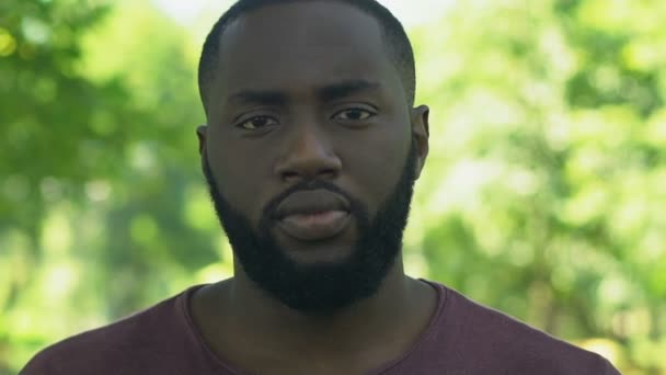 Afro Americano Macho Mostrando Stop Racismo Plantilla Cámara Concepto Social — Vídeos de Stock