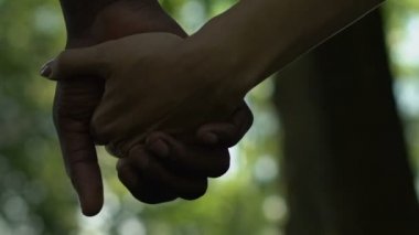 Elele ve birlikte yaz gününde Park'ta yürüyordunuz karışık yarış çift