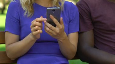 Afro-Amerikan adam, Toplantı için cep telefonunu kafkas kadın gösteren resim
