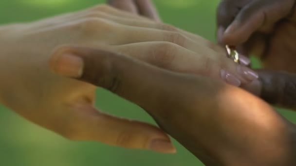 Afro Amerikai Kezében Ember Visel Eljegyzési Gyűrűt Barátnője Ujja Pár — Stock videók
