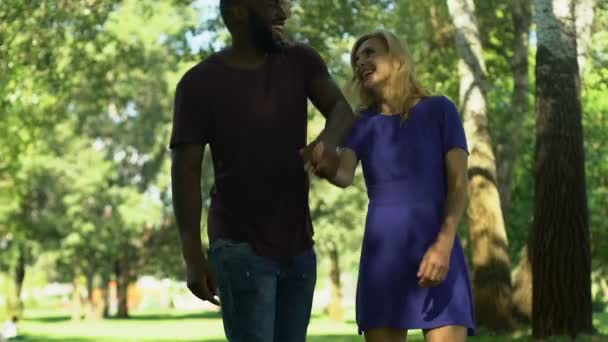 Afroamerikanischer Mann Macht Freundin Beim Spazierengehen Park Heiratsantrag — Stockvideo