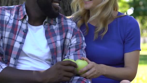 Sonriente Pareja Razas Mixtas Mostrando Manzanas Verdes Concepto Nutrición Saludable — Vídeos de Stock