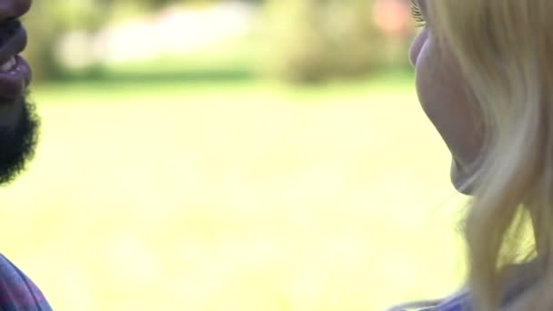 Афро Американец Целуется Щеку Обнимает Свою Девушку Вид Сзади — стоковое видео