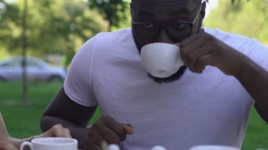 Karışık yarış çift içme kahve birlikte ve tutuşup, romantik tarih