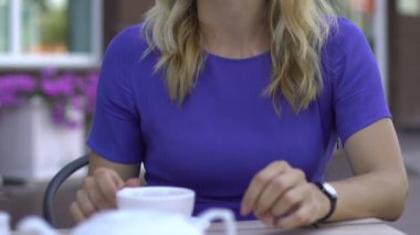 Güzel Bayan görünümlü Bilek izlemek kafe, ilk kötü izlenim beklerken