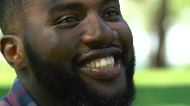 Bonito Homem Afro Americano Sorrindo Flertando Bebendo Vinho Primeiro Encontro — Vídeo de Stock