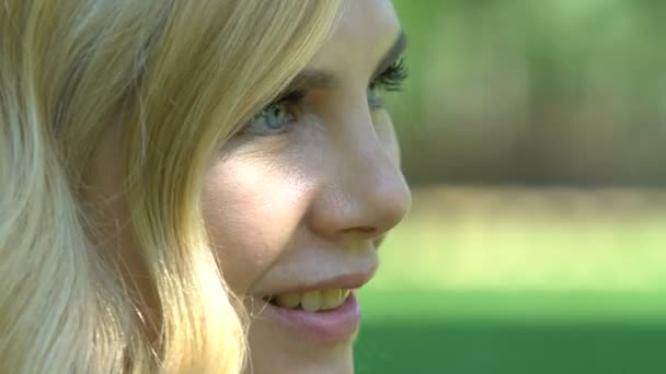 Schöne Kaukasische Blonde Frau Lächelt Flirtet Und Trinkt Wein Erstes — Stockvideo