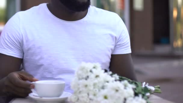 Triste Hombre Afroamericano Guapo Esperando Mujer Cafetería Tarde Para Cita — Vídeo de stock