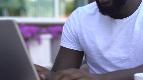 Κουρασμένος Νέοι Αφροαμερικανός Freelancer Που Εργάζονται Στο Έργο Προθεσμία Έννοια — Αρχείο Βίντεο