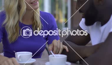 Sarışın kız Afro-Amerikan erkek arkadaşıyla kafede Tarih boyunca flört gülümseyen