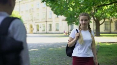 İki genç birbirlerini tarafından geçen ve gülümseyen, duygular, ilk görüşte aşk