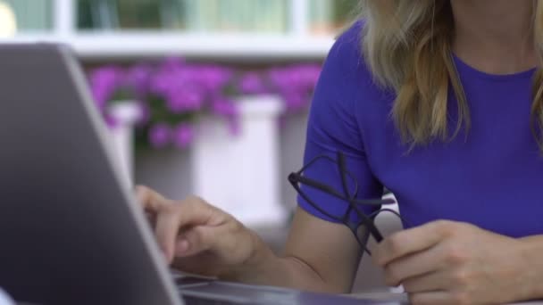 Worried Business Woman Working Project Cafe Using Laptop Deadline — Stockvideo