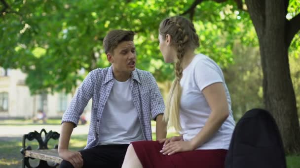 Adolescentes Discutindo Parque Romper Por Causa Mal Entendidos Conflito — Vídeo de Stock