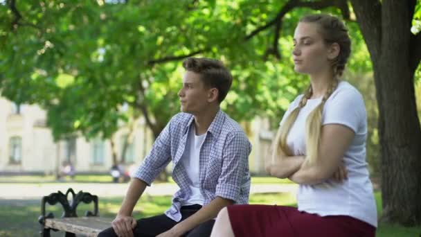 Offeso Teen Coppia Seduta Nel Parco Sulla Panchina Ignorandosi Vicenda — Video Stock