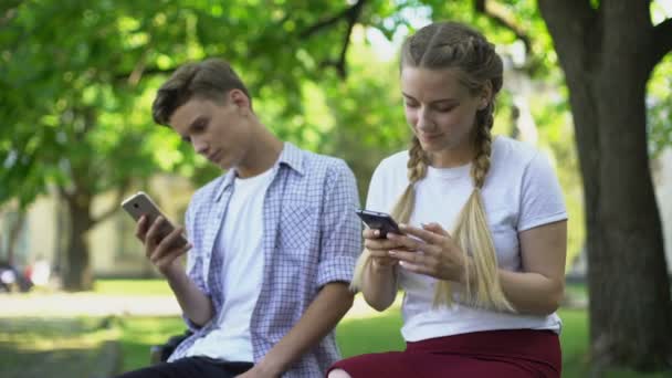 Adolescenti Che Usano Telefono Invece Interagire Mancanza Comunicazione Dipendenti — Video Stock