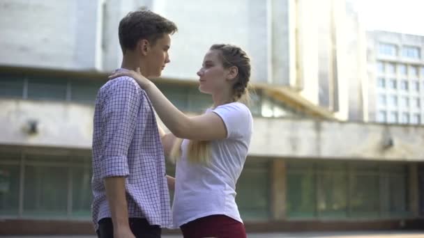 Pár Csók Mögött Testület Ifjúsági Szubkultúra Arcok Deszkások — Stock videók