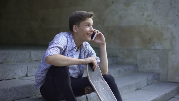 Skater Jongen Praten Telefoon Organisatie Van Een Bijeenkomst Van Skateboarders — Stockvideo