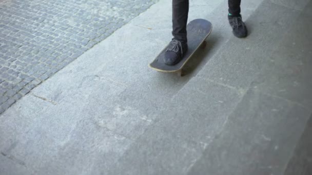 Skater Junge Stürzt Vom Skateboard Übt Reiten Auf Straße Schutz — Stockvideo