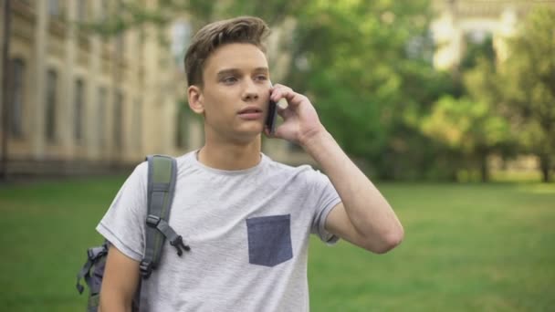 Pierwszym Roku Student Rozmowy Telefon Komórkowy Rodzicami Kampusie Nostalgia — Wideo stockowe