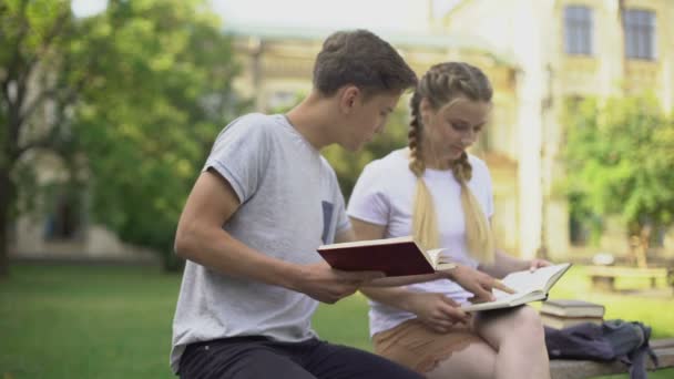 Twee Tieners Lezingsboeken Park Voorbereiding Voor Onderzoek Studie — Stockvideo