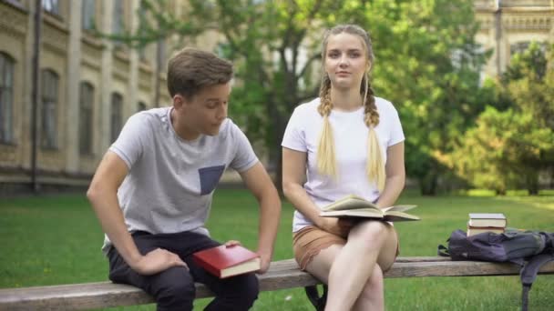 Fatigué Des Études Des Adolescents Étirant Dos Faisant Des Visages — Video