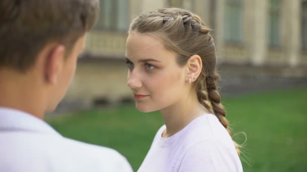 Verlegen Paar Tieners Omhelzen Elkaar Eerste Liefde Teder Relatie — Stockvideo