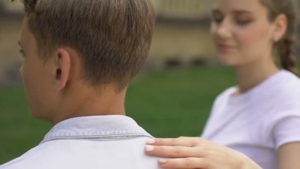 Casal Adolescentes Abraçando Uns Aos Outros Primeiro Amor Relacionamento Terno — Vídeo de Stock