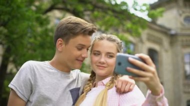 Yapma selfie, ilk öpücük, utanç, saf sevgi duygularını gençler birkaç