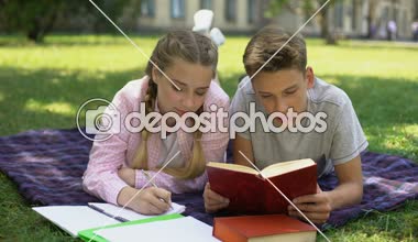 Eğitim, Park, ekose yatan öğrencilerin okuma ve notlar, ödev yapma
