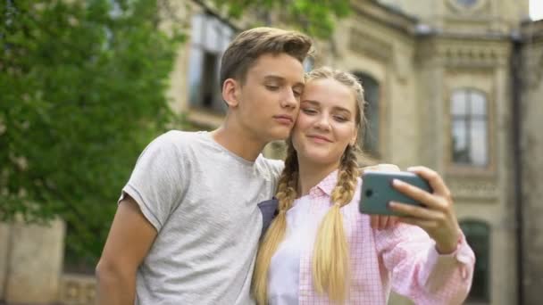 Casal Adolescente Fazendo Selfie Usando Telefone Durante Passeio Posando Juntos — Vídeo de Stock