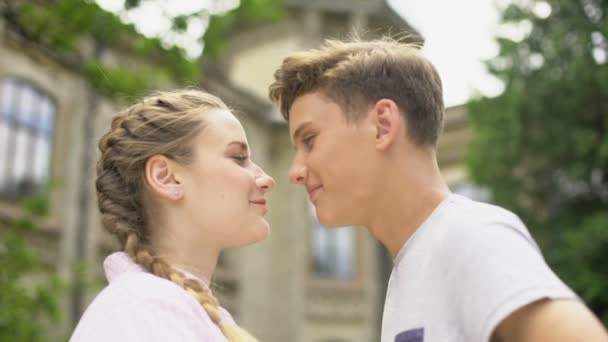 Amour Adolescent Couple Nuzzling Premier Amour Couple Regardant Émotions — Video