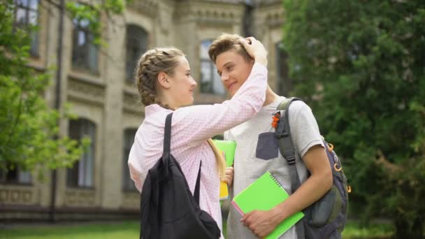 Casal Estudantes Apaixonados Abraçando Nuzzling Antes Das Aulas Vida Universitária — Vídeo de Stock