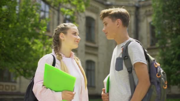Dois Estudantes Conversando Dando Alta Cinco Antes Das Aulas Amizade — Vídeo de Stock