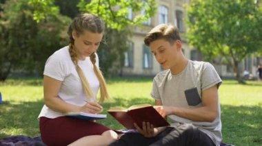 Genç kadın, ilişki, hayal kırıklığı kayıtsız öpücüğü vermeye