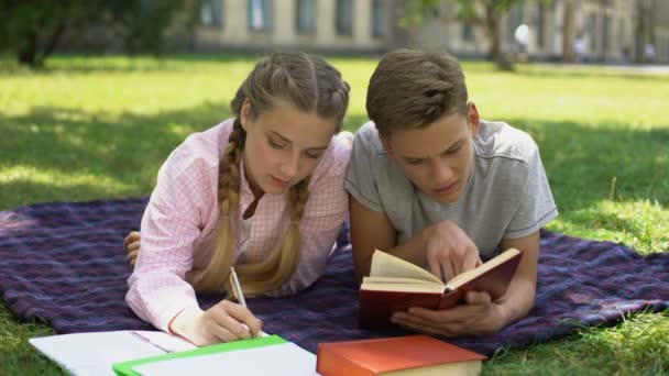 Boos Tieners Uitgeput Lange Tijd Klassen Liggend Plaid Park Moe — Stockvideo