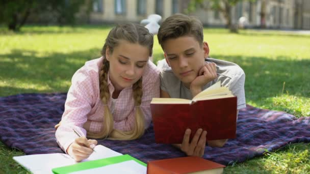 Adolescentes Escondidos Detrás Libro Besos Acostados Cuadros Parque Primeras Relaciones — Vídeos de Stock