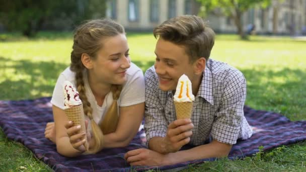 Подростки Лежат Клетке Парке Едят Мороженое Романтическое Свидание Открытом Воздухе — стоковое видео