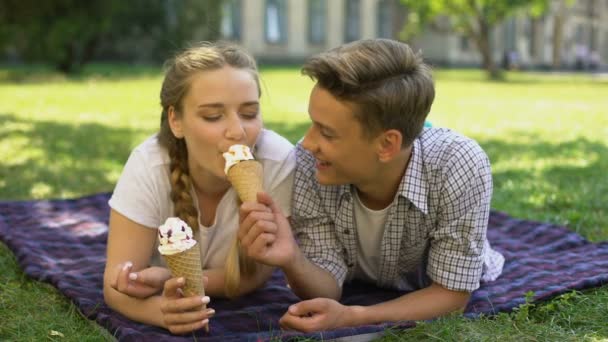 Adolescentes Tonteando Comiendo Helado Parque Cuadros Besándose — Vídeos de Stock