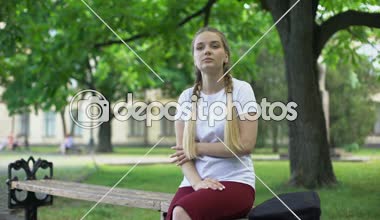 Tezgah üzerinde atlama ve çiçek kız arkadaşına sunma aşk genç tarihi