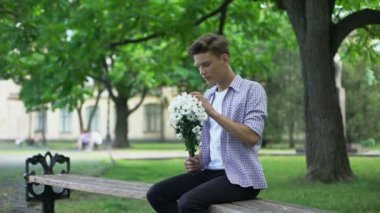 Endişeli erkek kız park, görücü usulü, Bayan geç kaldığım için bekliyor