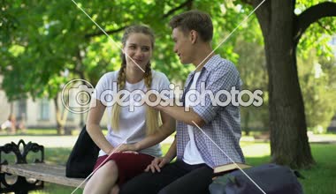 Parkta bankta oturmuş, son derece komik hikaye anlatmaya arkadaşlar gülüyor, şaka
