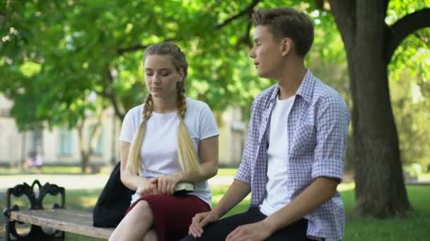 Adolescentes Indiferentes Sentados Banco Mau Encontro Cegas Desperdiçando Tempo Ignorando — Vídeo de Stock